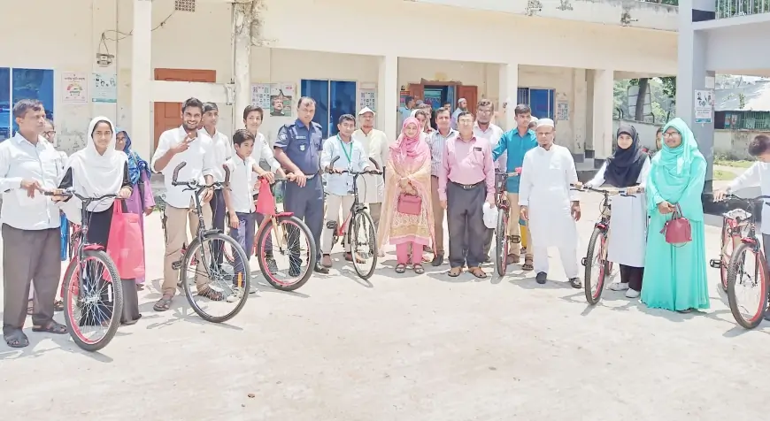 পটুয়াখালীতে সেরা বাল্যবিবাহ প্রতিরোধ টিমকে বাইসাইকেল প্রদান