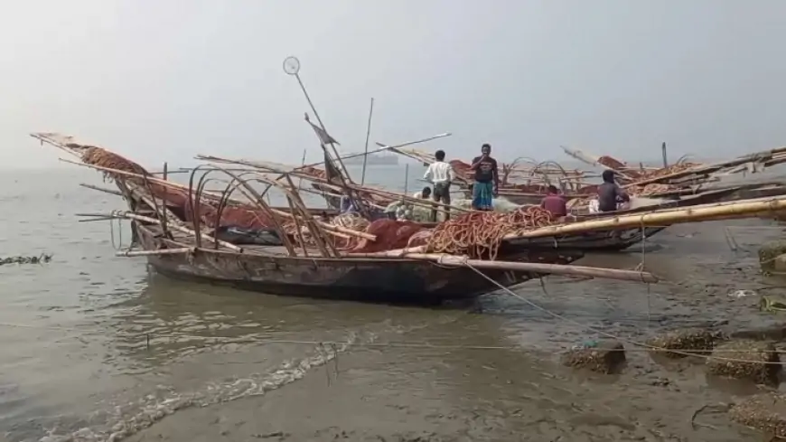 ইলিশ ধরতে জাল-নৌকা নিয়ে প্রস্তুত জেলেরা