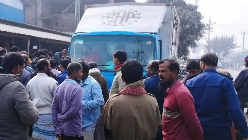 পার্বতীপুরে কাভার্ডভ্যান-মোটরসাইকেল সংঘর্ষে নিহত ২, আহত ১